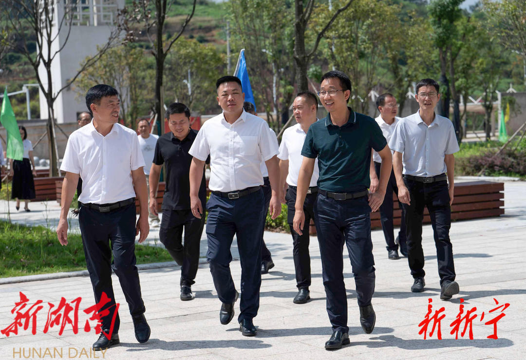 彭洪兵带队到县一中、崀山培英学校慰问教师_邵阳头条网